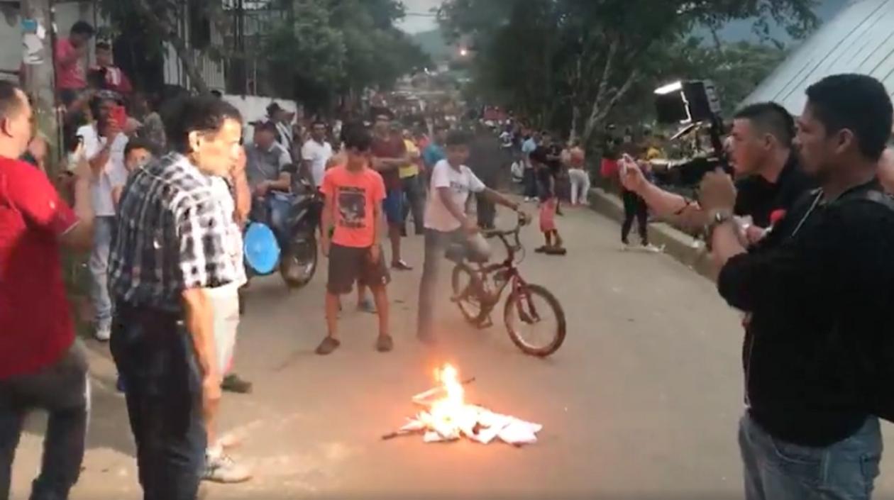 Los manifestantes quemaron banderas del partido político de las Farc.