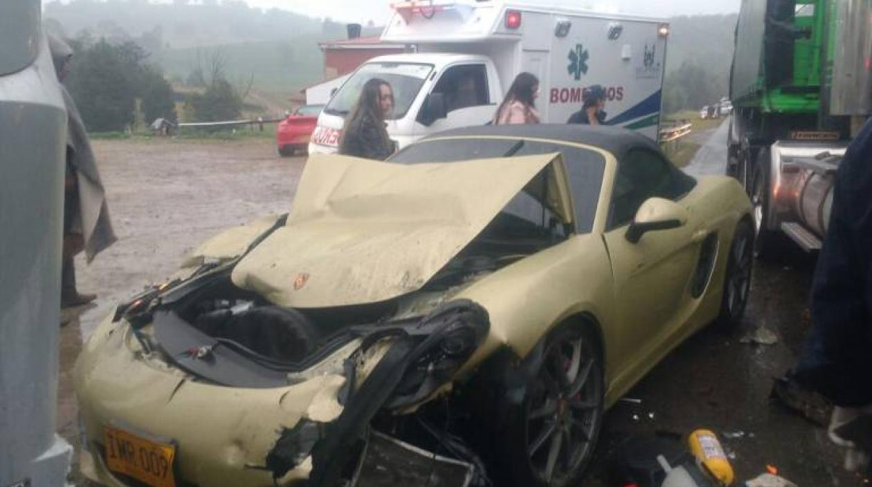 Las autoridades investigan las causas del accidente en que chocaron dos carros lujosos.