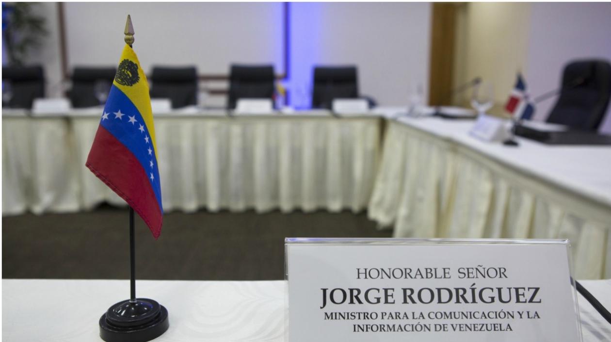 Detalle del lugar reservado para el ministro de Comunicación venezolano, Jorge Rodríguez, en el salón del Centro de Convenciones de la cancillería dominicana.