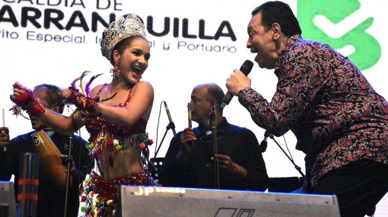 Tito Nieves, en tarima con la Reina Valeria.