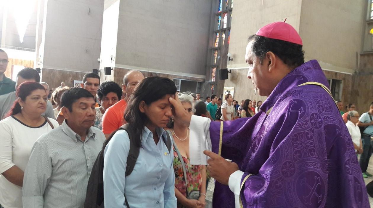 Monseñor Pablo Emilio Salas, arzobispo metropolitano de Barranquilla, impuso la cruz de ceniza.