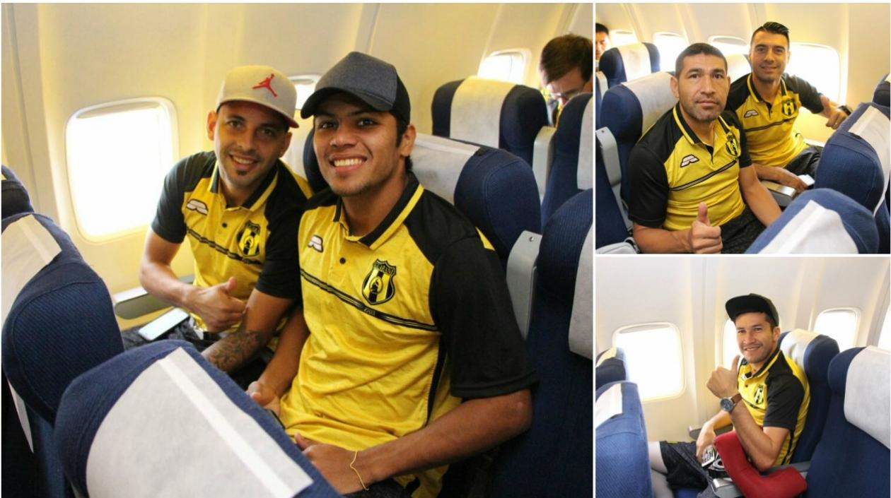 El plantel de Guaraní en el avión que los trae a Barranquilla.