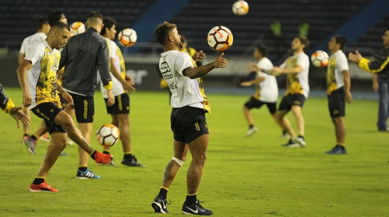 Jugadores del Club Guaraní realizaron la noche del miércoles el reconocimiento de la cancha del estadio Metropolitano
