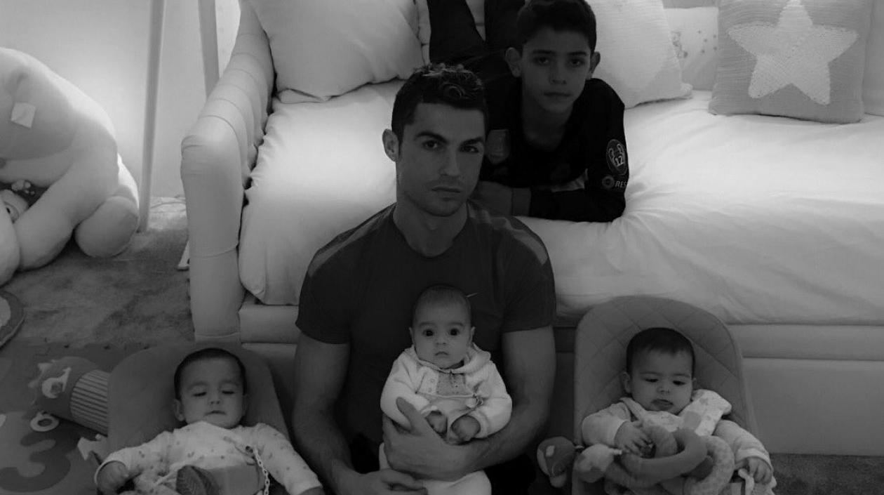 Cristiano colgó una foto con sus cuatro hijos.