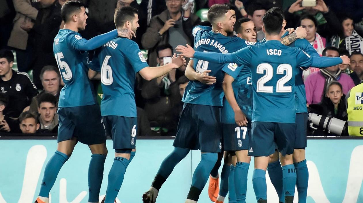 Los jugadores del Real Madrid celebran el gol de Karim Benzema, quinto del equipo frente al Real Betis, durante el partido de Liga en Primera División