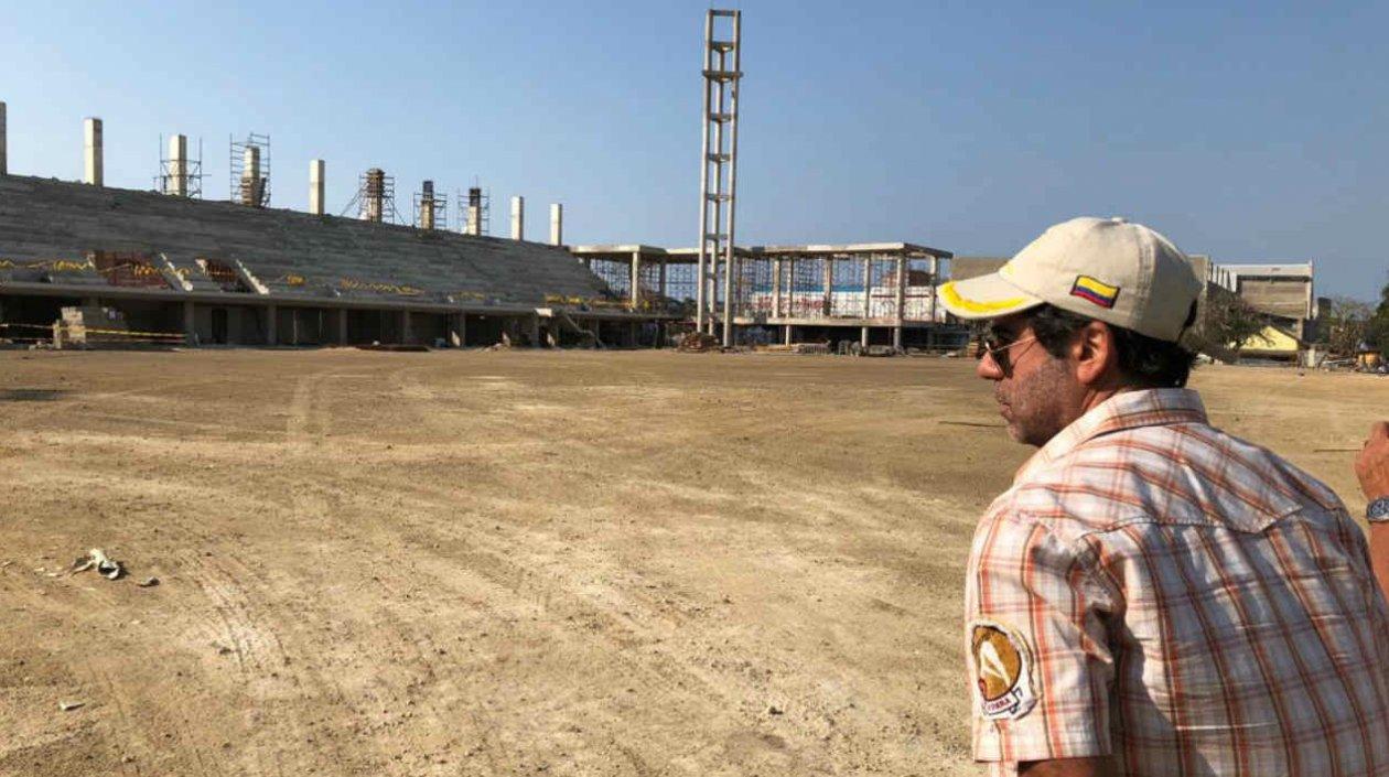 Alejandro Char inspecciona las obras del estadio Moderno. 