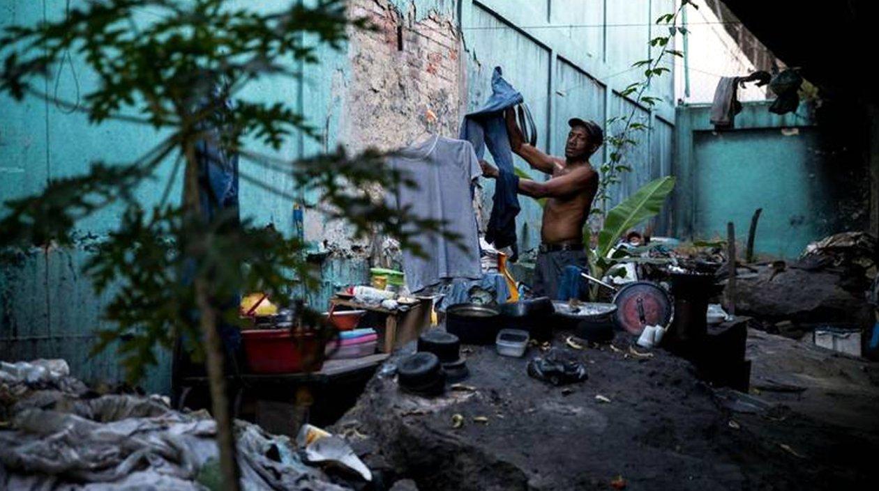 Eduardo en su casa debajo de un puente, en Caracas, Venezuela