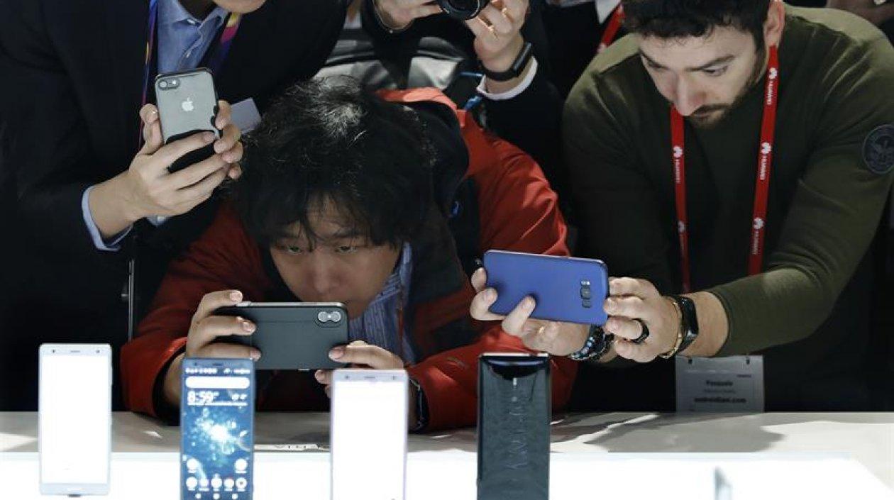 Asistentes al MWC fotografían las novedades de la compañía japonesa Sony Mobile, presentados esta mañana dentro de la primera jornada del Mobile World Congress (MWC), que se celebra desde hoy en Barcelona.