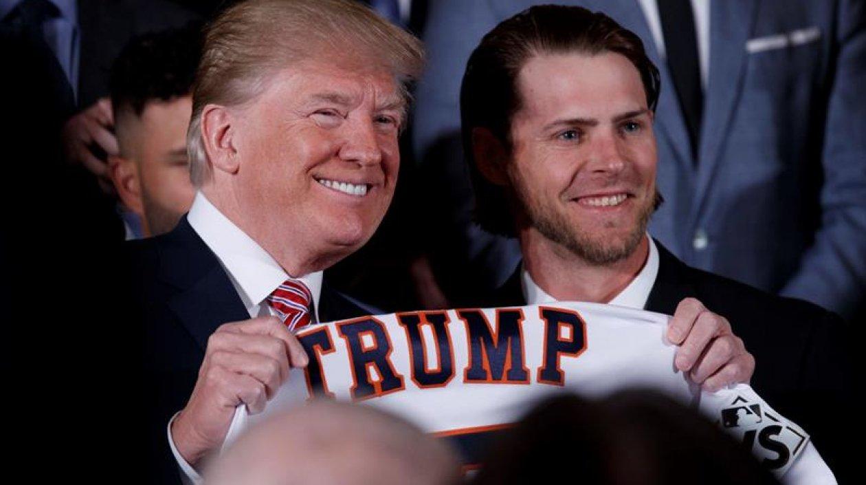 El presidente estadounidense Donald J. Trump (izda) recibe una camiseta de Josh Reddick, durante la recepción a los Astros de Houston, campeones de la Serie Mundial de béisbol, en la Casa Blanca.