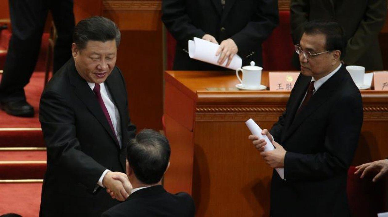 El presidente de China, Xi Jinping (i); estrecha la mano de Wang Yang (c), recientemente elegido presidente de la Conferencia Consultiva Política del Pueblo Chino (CCPPCh) junto al primer ministro chino, Li Keqiang (d),