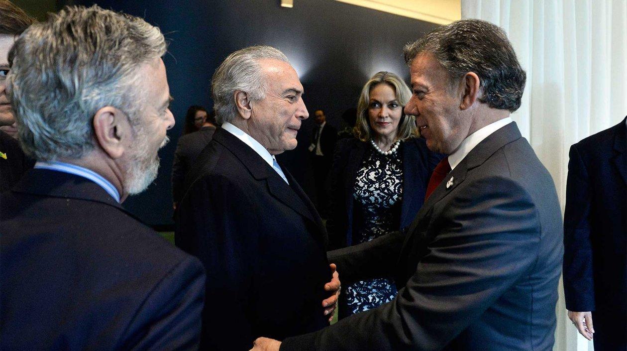 El Presidente Juan Manuel Santos saluda al Mandatario de Brasil, Michel Temer, en una foto de archivo.