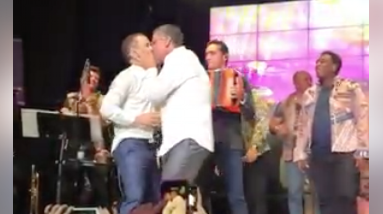 Beso entre Leonardo Maya y Guillermo Vives.