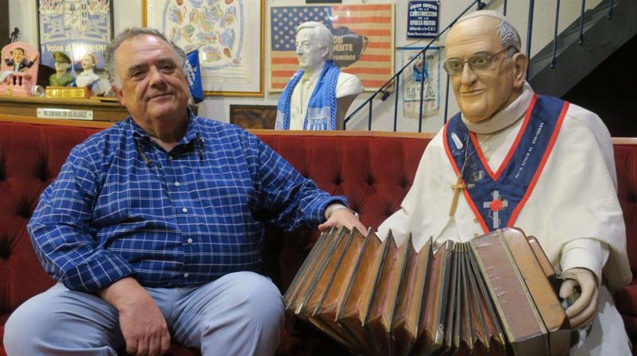 Eduardo Valdés, exembajador en el Vaticano y viejo conocido de Jorge Bergoglio, mientras posa junto a la emblemática escultura del Papa Francisco en Buenos Aires (Argentina). 