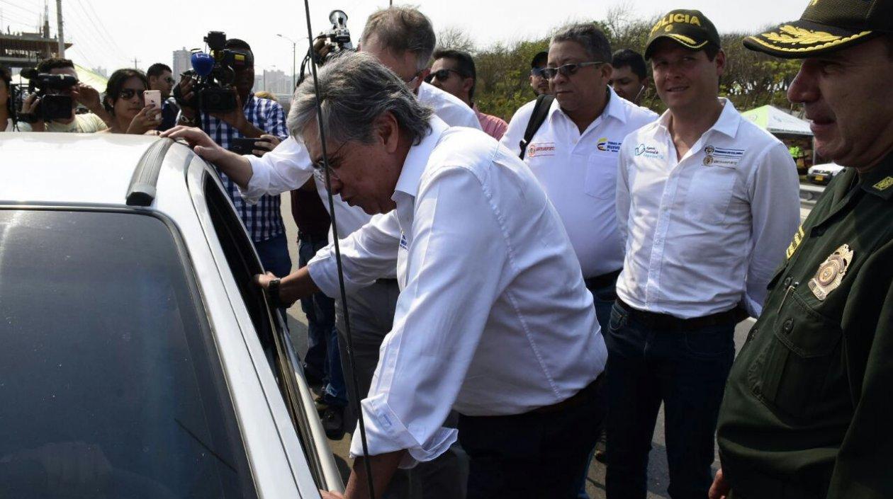 El ministro de Transporte, Germán Cardona, dialoga con un conductor en el lanzamiento del Plan Éxodo de Semana Santa.