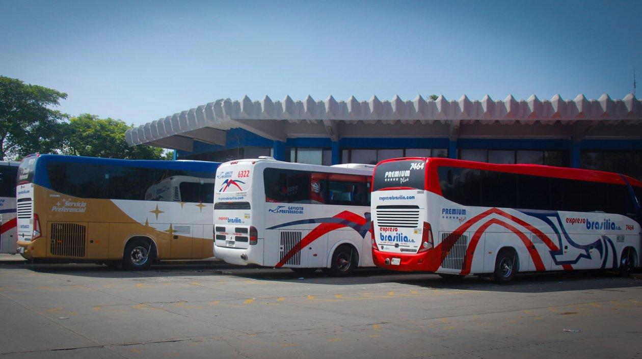 Buses de Brasilia y Unitransco en la terminal de transportes.