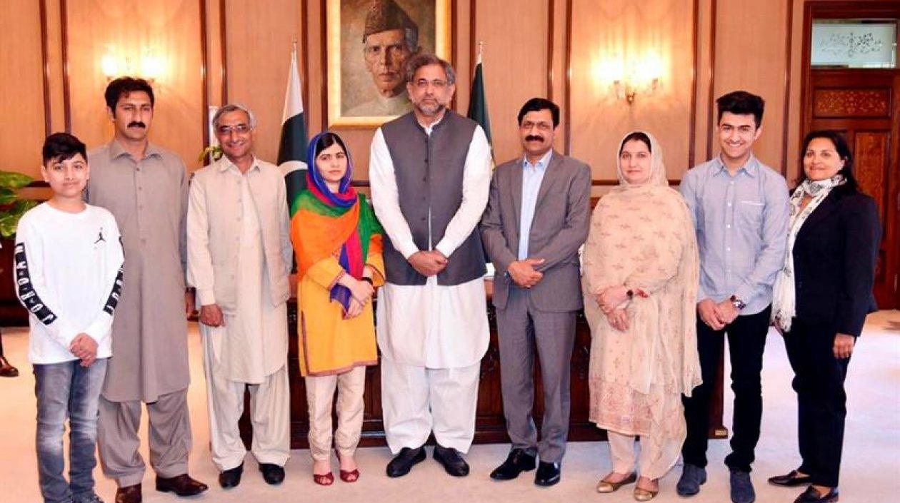 Malala junto al primer ministro Shahid Khaqan Abbasi y otras autoridades.