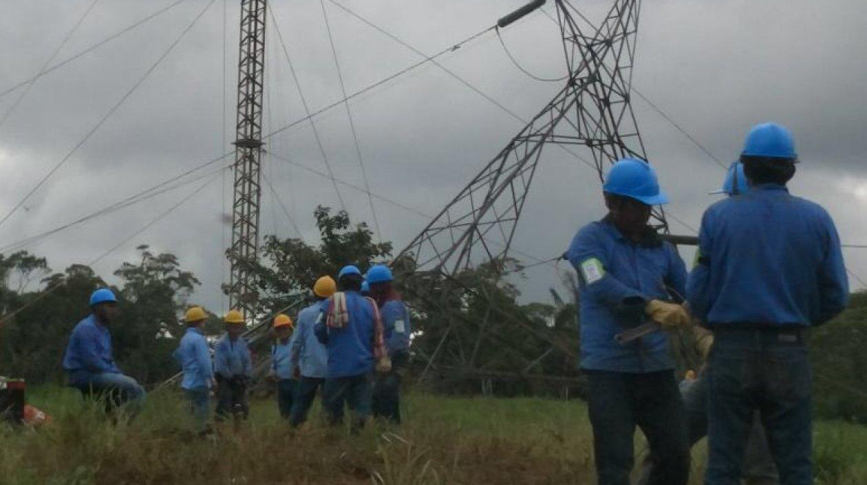 Los técnicos de la compañía Centrales Eléctricas de Nariño (Cedemar) trabajaron en el restablecimiento del servicio eléctrico.