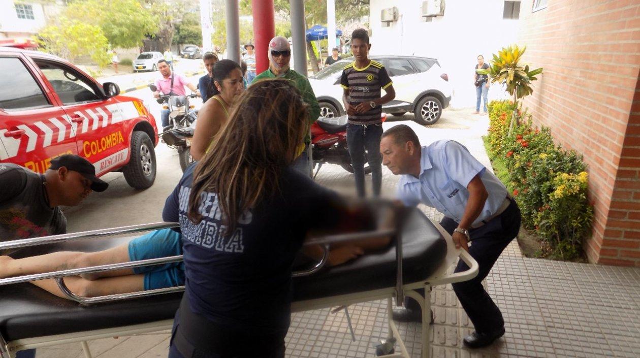 Momentos en que el menor era ingresado al hospital local de Puerto Colombia.