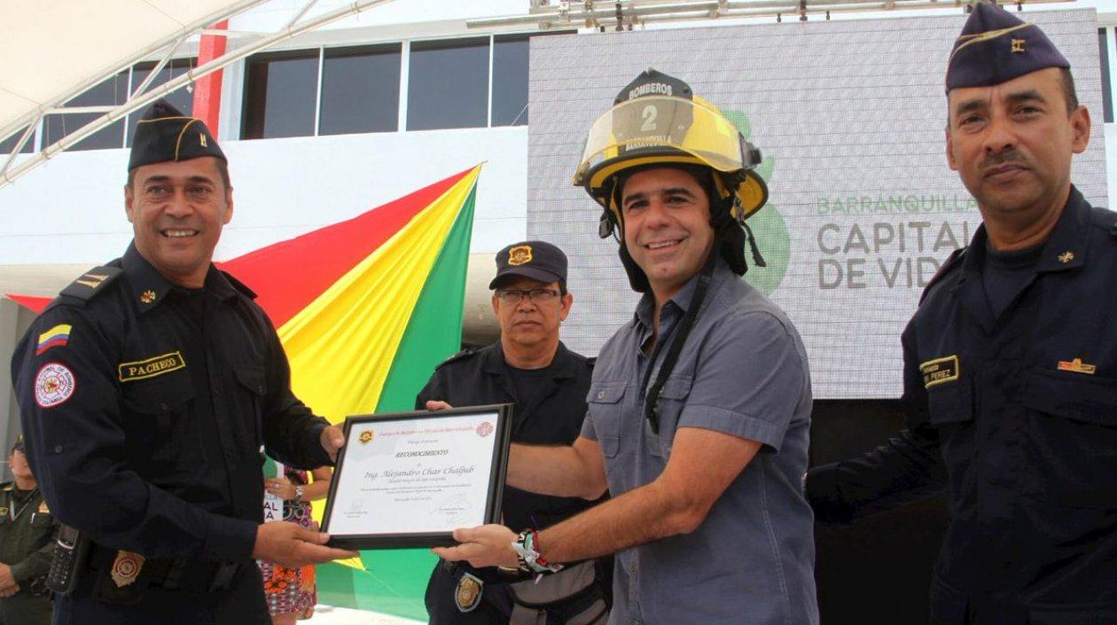 Alcalde Char con representantes de los Bomberos de Barranquilla, en uno acto anterior.