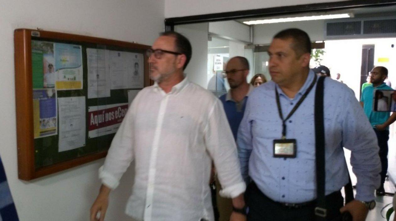 Momentos en que uno de los delegados del juzgado que lleva el Caso Lezo llega a la Alcaldía de Barranquilla.