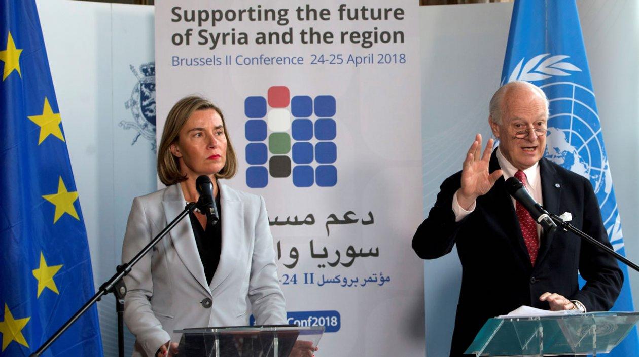 La Alta representante de la UE, Federica Mogherini (i), y el enviado especial de la ONU para Siria, Staffan de Mistura, 