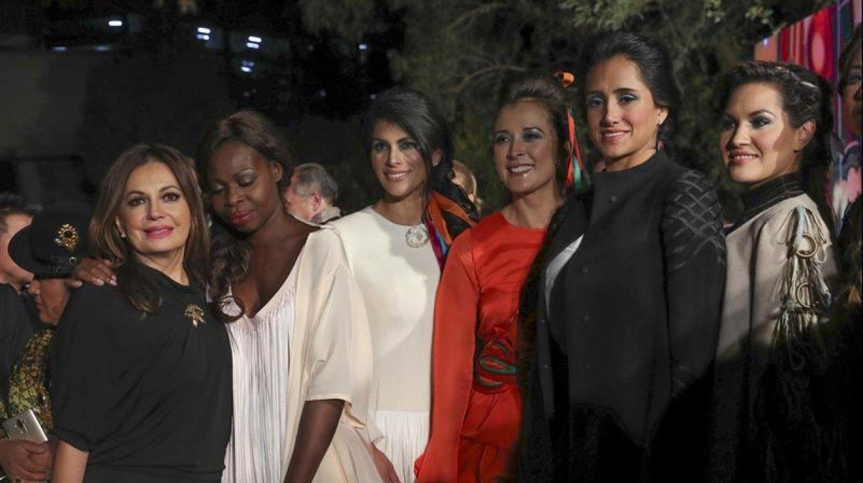  La boliviana Ximena Suárez (d), posa junto a otras modelos.
