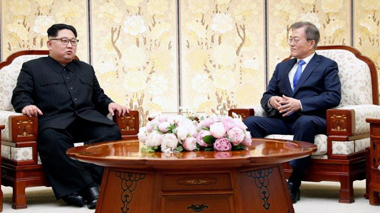 El líder norcoreano Kim Jong-un (i), conversa con el presidente surcoreano, Moon Jae-in (d).