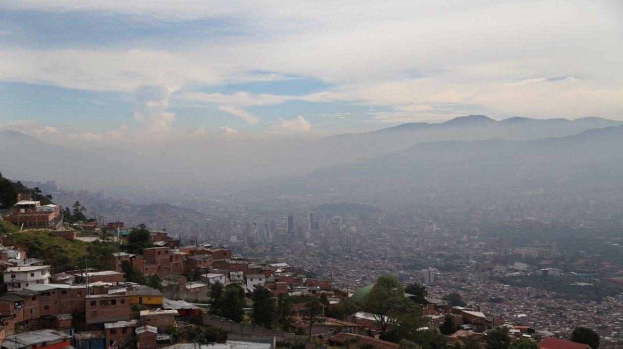 El aire de Medellín es medido por las autoridades.