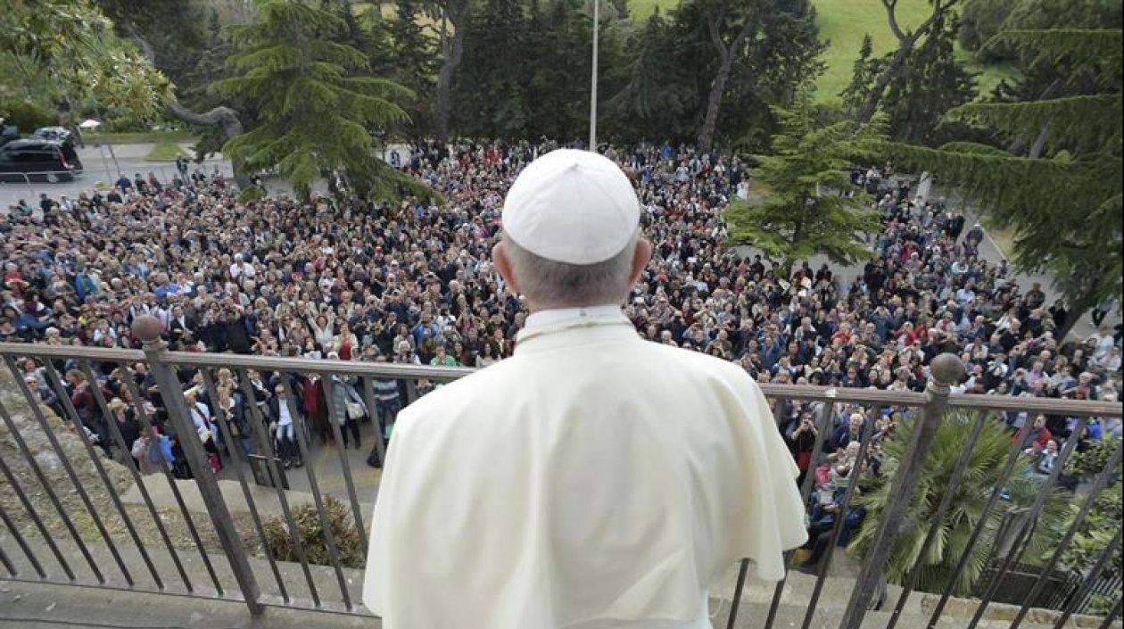 El Papa Francisco rezó el rosario en Roma ante miles de católicos.