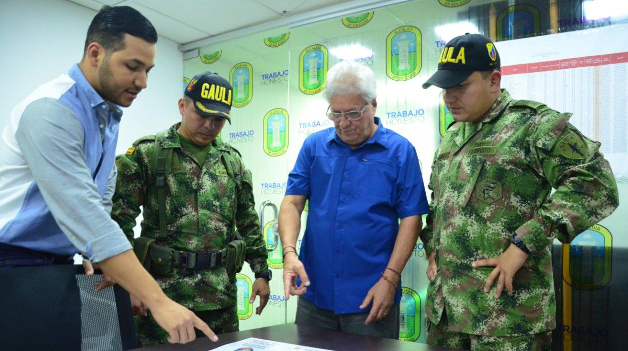El alcalde de Soledad, Joao Herrera, y el comandante del Gaula Militar Caribe, mayor Daniel Barrera.