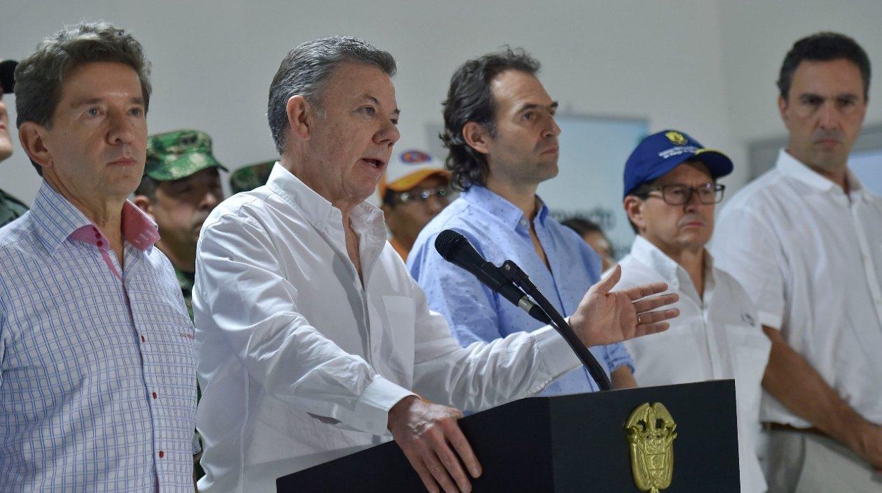 El gobernador Luis Pérez, el Presidente Santos, el Alcalde Federico Gutiérrez y el Director de la UNGRD.
