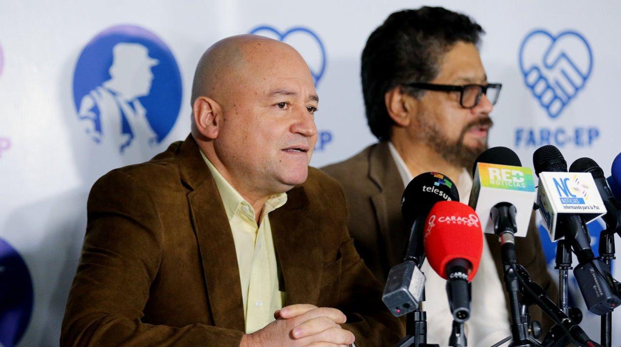 Los miembros de la FARC Luciano Marín, alias "Iván Márquez", y Julián Gallo Cubillos, alias "Carlos Antonio Lozada"