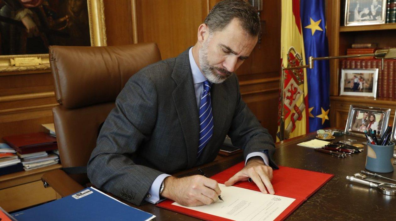 Felipe VI firma el nombramiento de Pedro Sánchez como presidente del gobierno español.