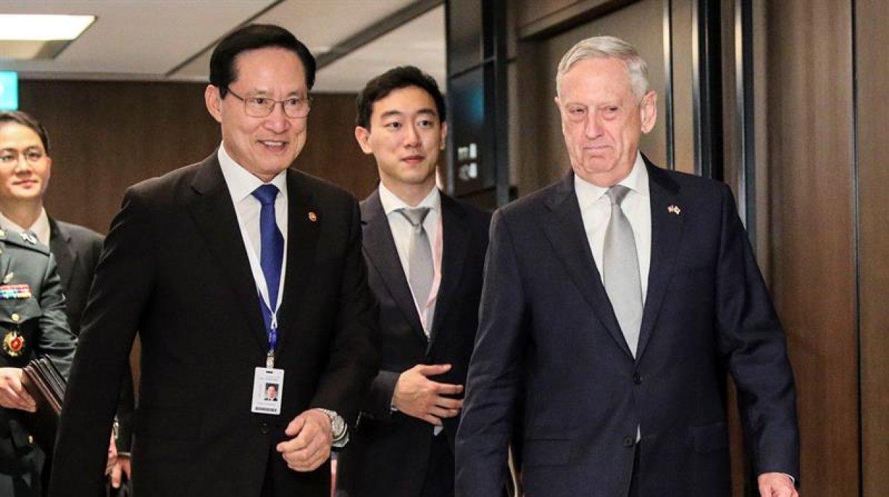El ministro de Defensa de Corea del Sur, Song Young-moo junto al secretario de Defensa de EEUU, James Mattis.