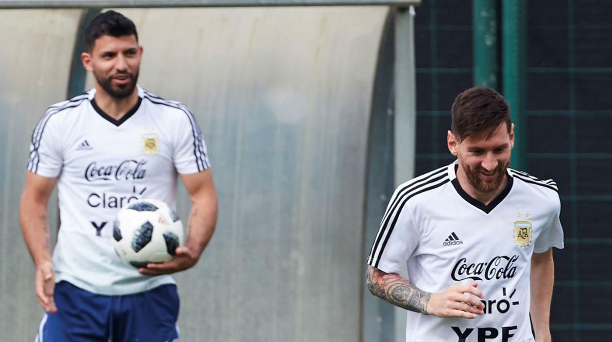 Lionel Messi se entrena al lado de Sergio Agüero. 