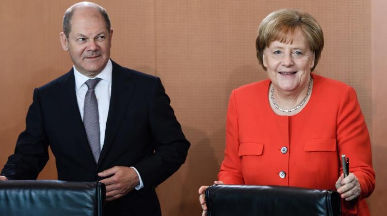 La canciller alemana, Angela Merkel (d), y el ministro alemán de finanzas, Olaf Scholz, llegan a la reunión semanal del Gabinete Federal en la Cancillería de Berlín (Alemania).