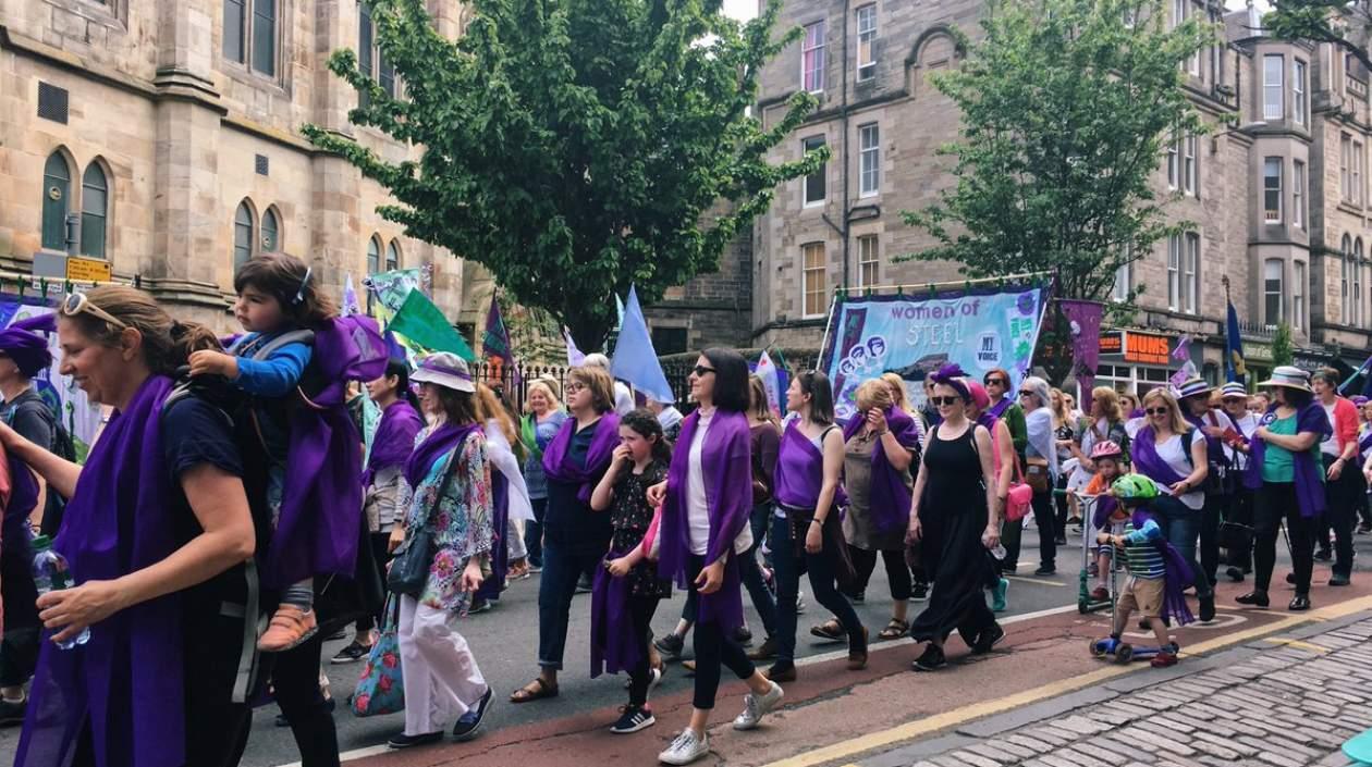 Imagen de las mujeres marchando en Londres.