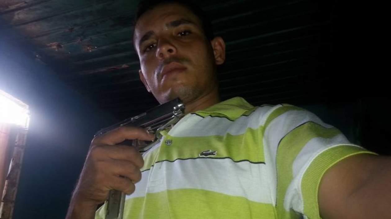 Roberto José Rivera Parra posa con un arma, en una de las fotos de su Facebook.