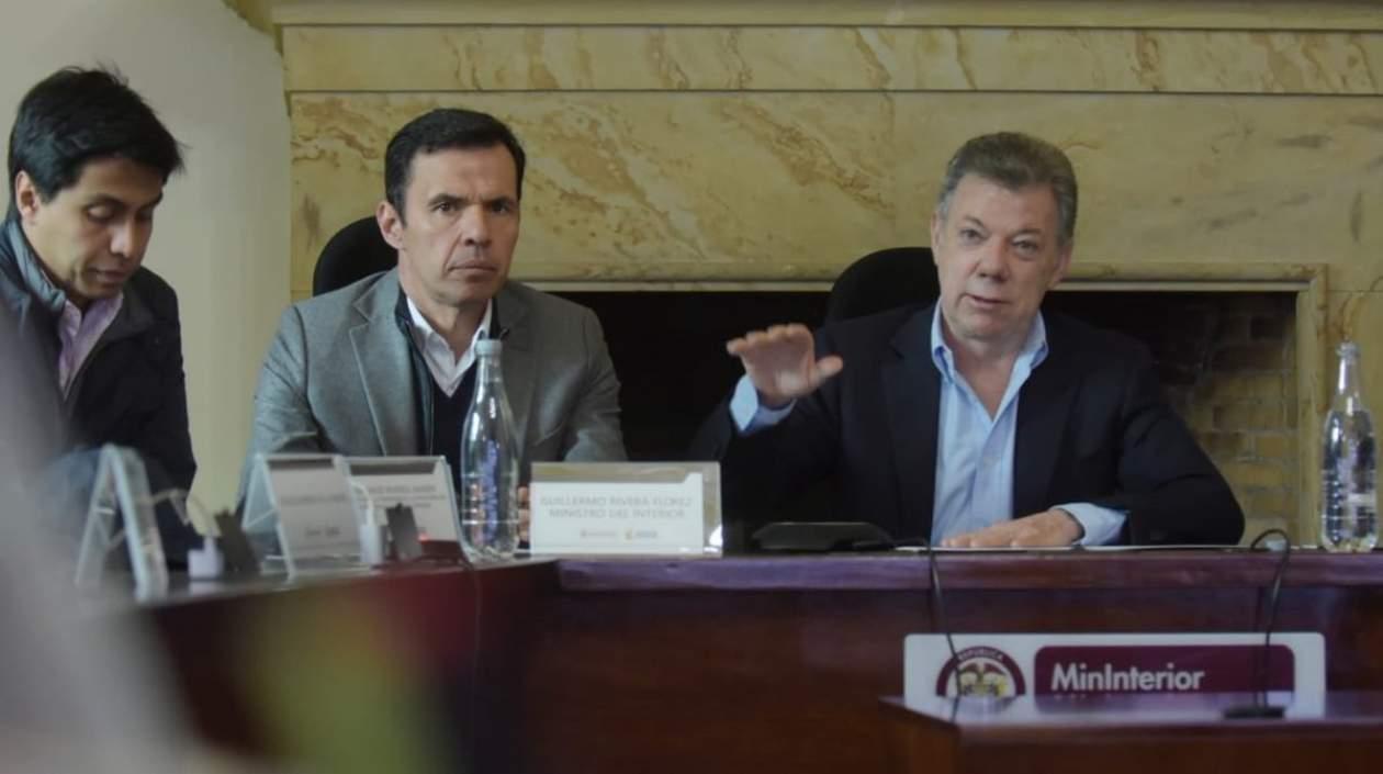 El ministro del Interior, Guillermo Rivera, y el Presidente Juan Manuel Santos en el puesto de mando unificado.
