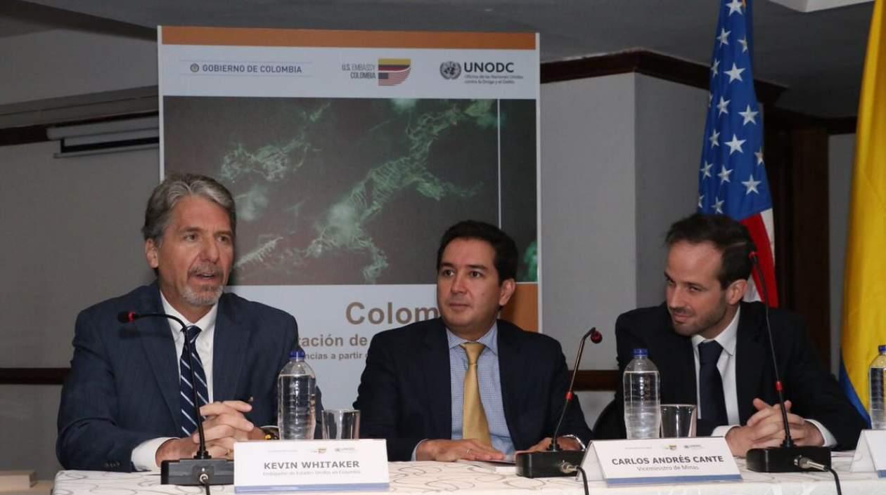 El embajador Kevin Whitaker estuvo en la presentación del informe "Colombia explotación de oro de aluvión".