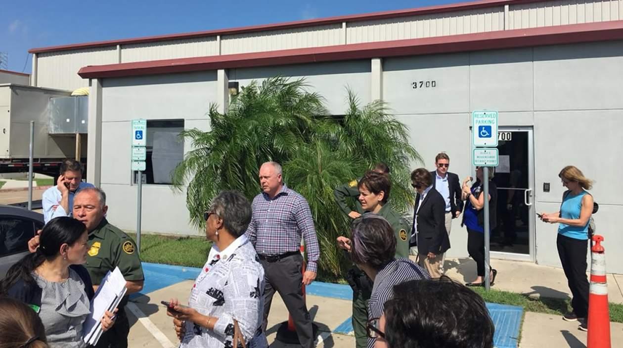 Congresistas Demócratas saliendo de un albergue de niños inmigrantes en Florida.