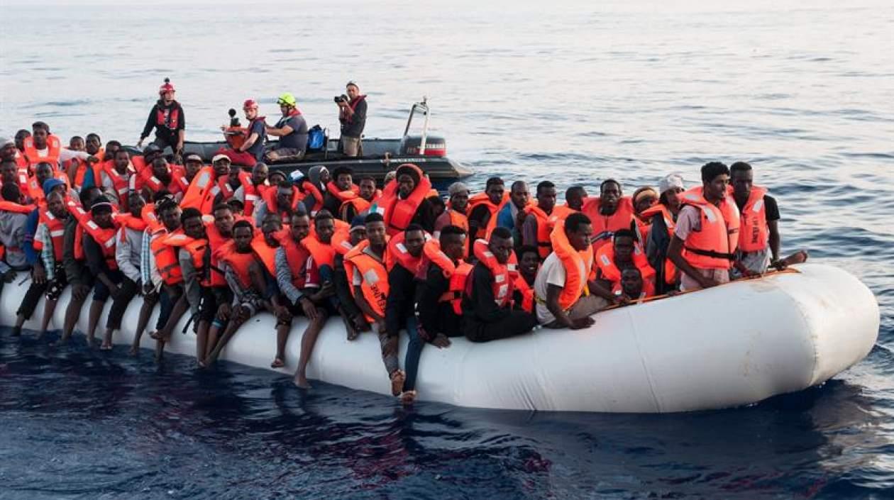 Barco con inmigrantes africanos en el Mediterráneo.