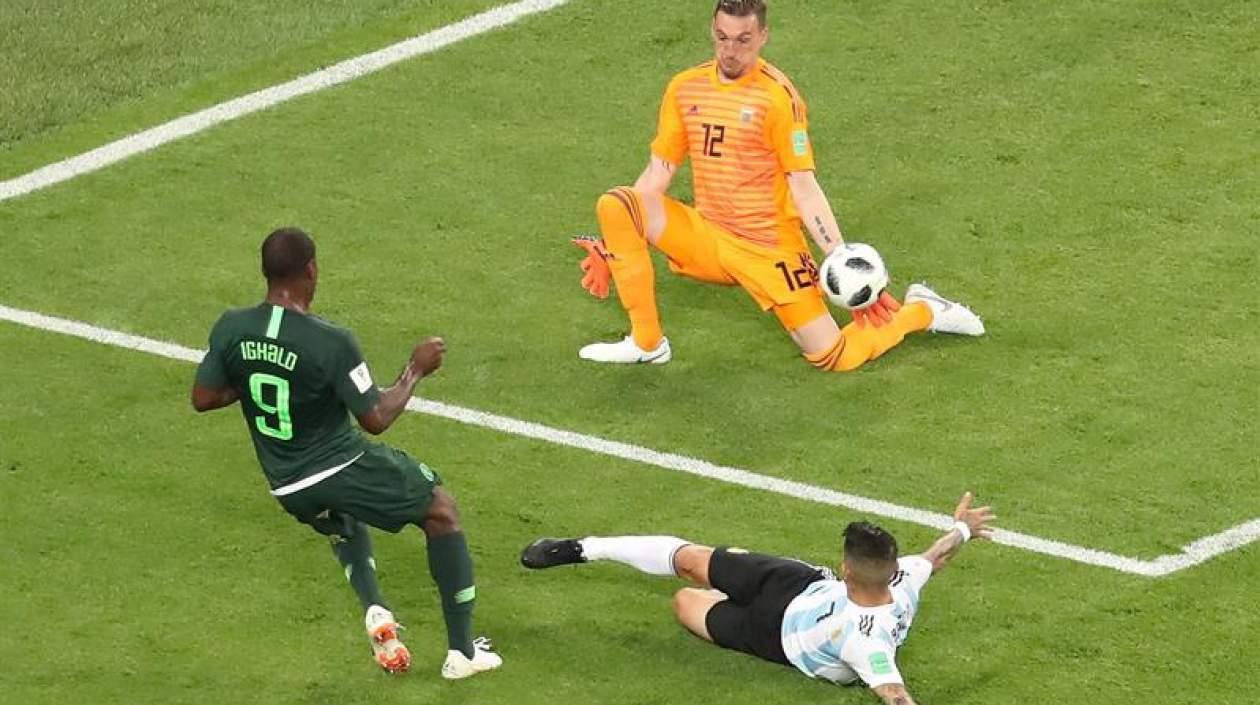 Franco Armani tapando un mano a mano ante Nigeria.