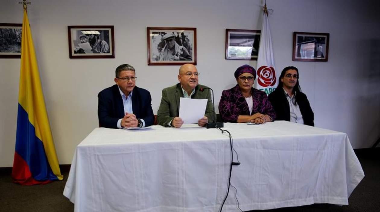 De izquierda a derecha: Pablo Catatumbo, Carlos Antonio Lozada, Catalina Sandino y Jairo Quintero,  en una rueda de prensa. 