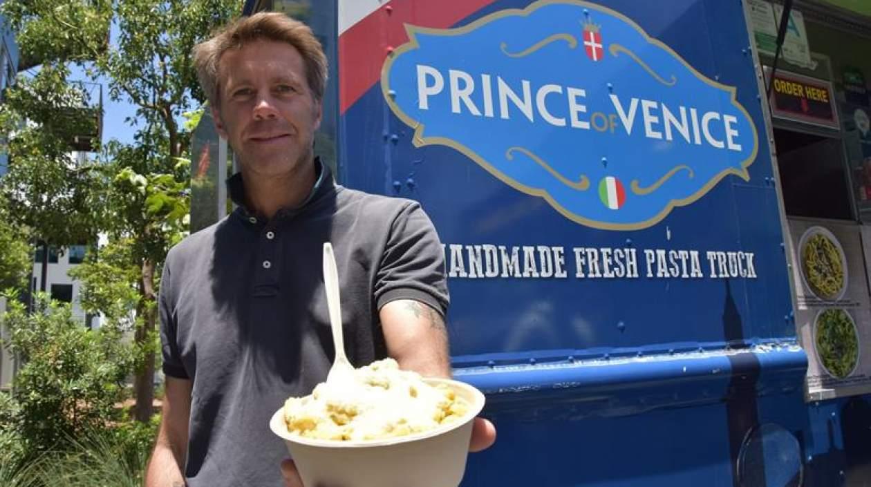 Emanuele Filiberto di Savoia, "El Príncipe de Venecia", posa para Efe junto a su camión de comida en Los Ángeles (EE.UU.).