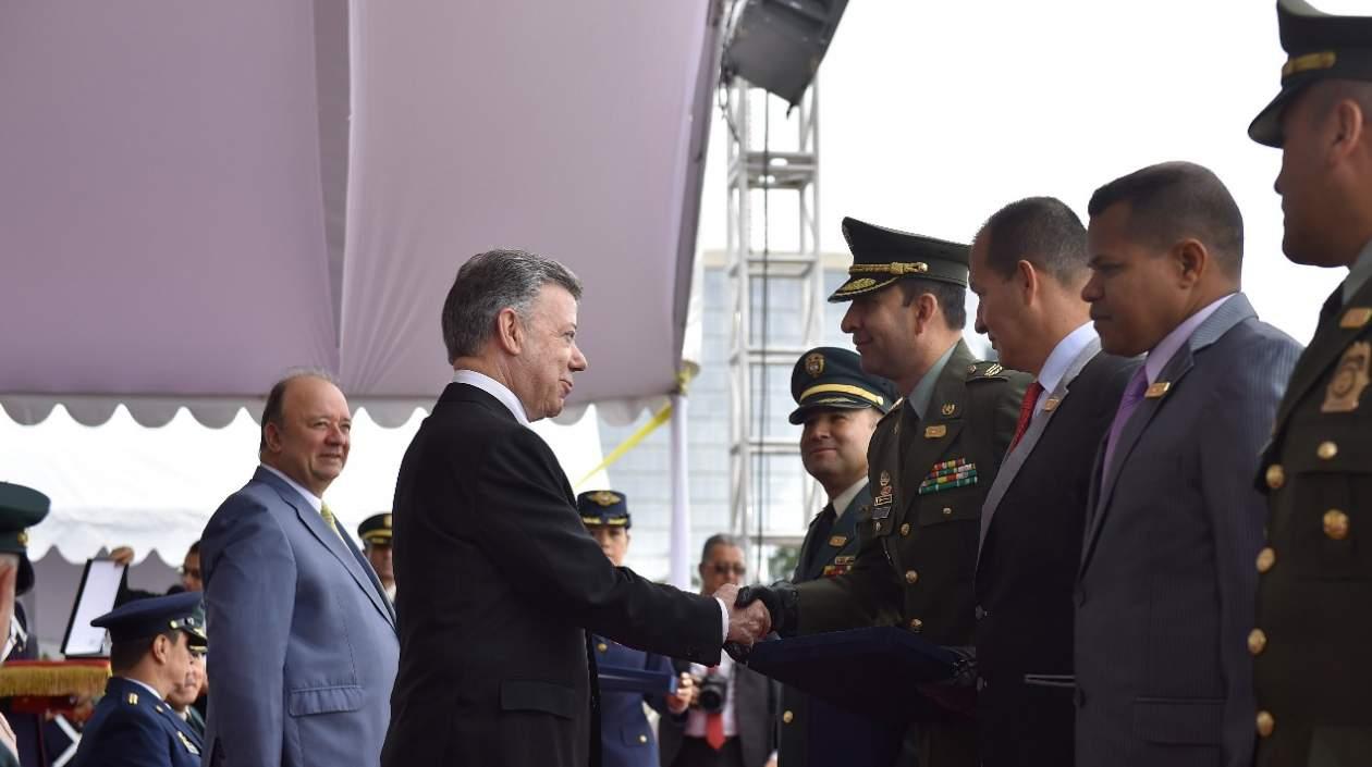 El Presidente Santos condecoró a militares que participaron en la Operación Jaque y los ascendiól