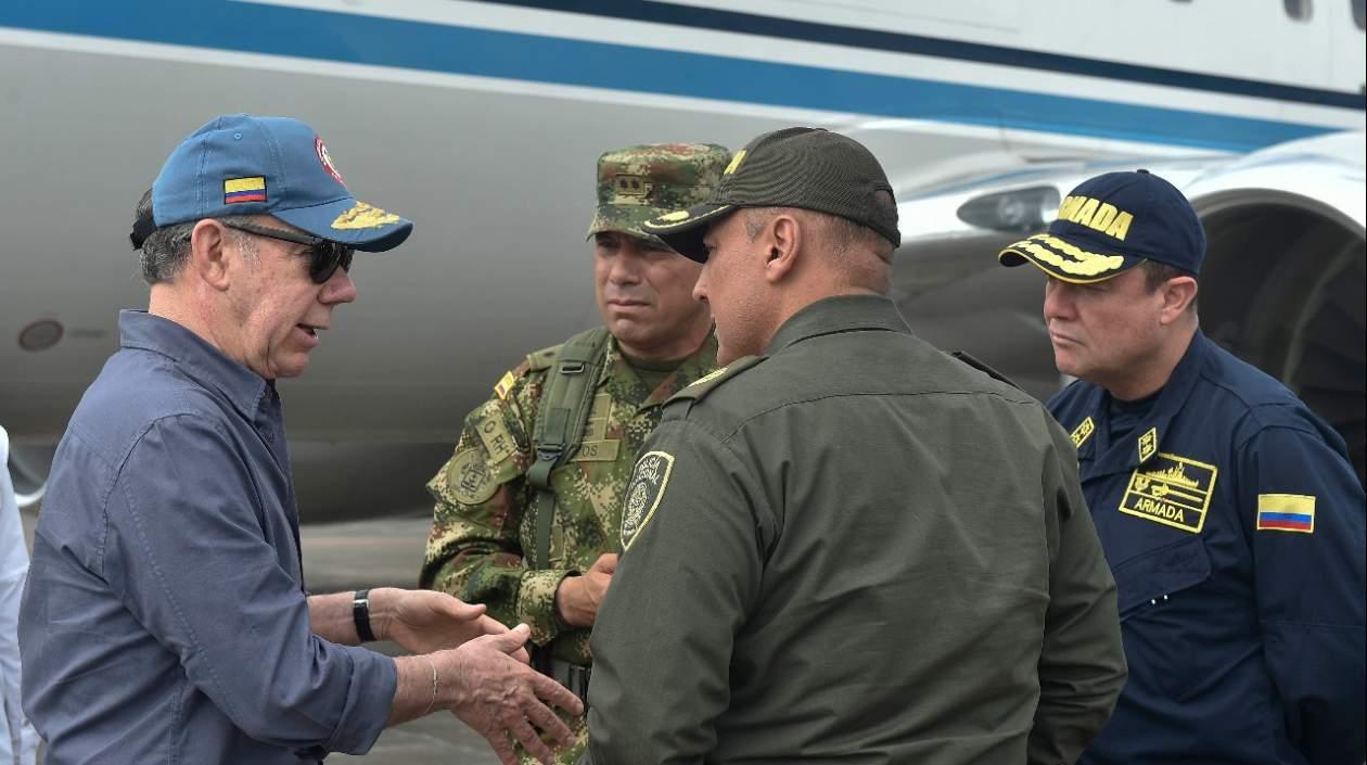 Presidente Santos habla con policías y militares a su llegada a Tumaco.