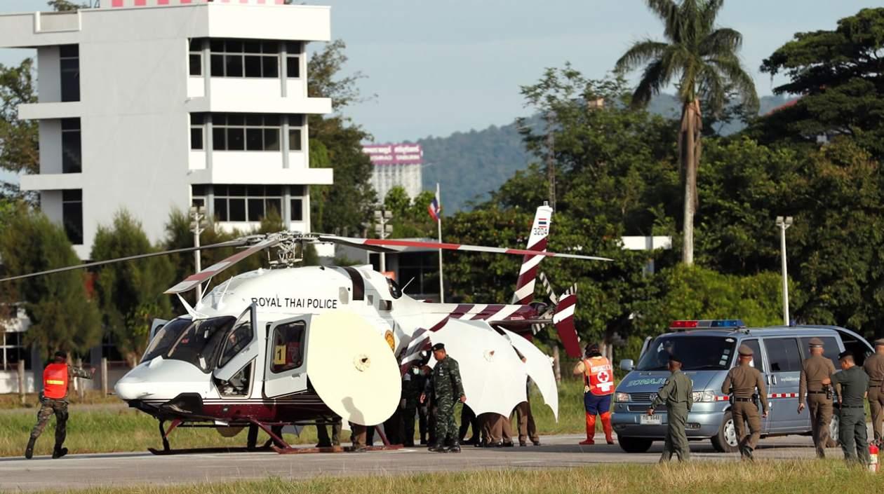 Soldados y policías tailandeses evacúan en helicóptero a uno de los niños rescatados en una base aérea en la provincia de Chiang Rai (Tailandia)
