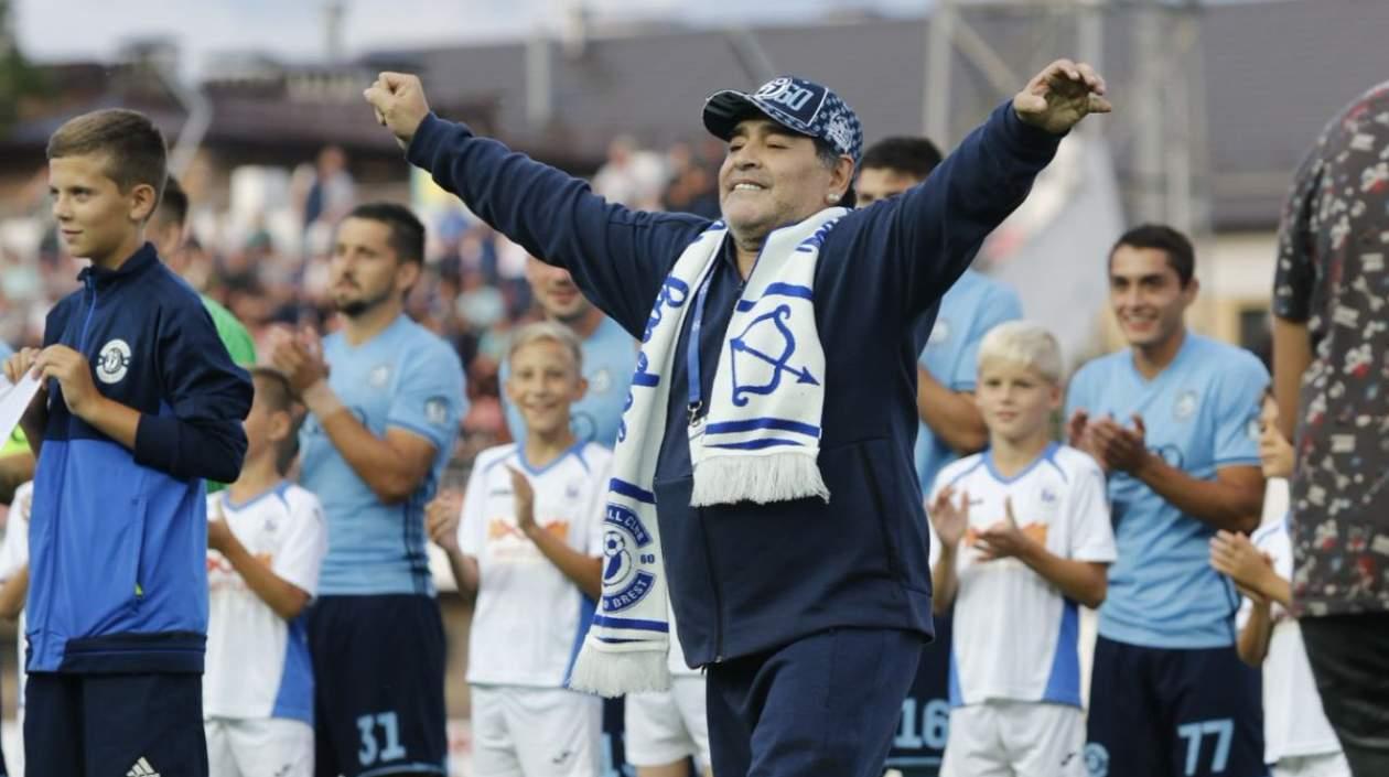 Diego Maradona en su llegada al Dinamo Brest.