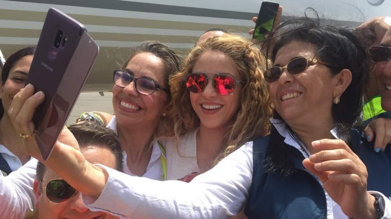 Shakira llegando a Barranquilla.